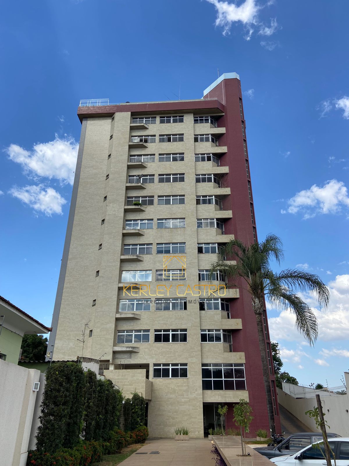 VENDO ESPAÇOSO APARTAMENTO DE QUATRO QUARTOS NO CENTRO DE SETE LAGOAS 