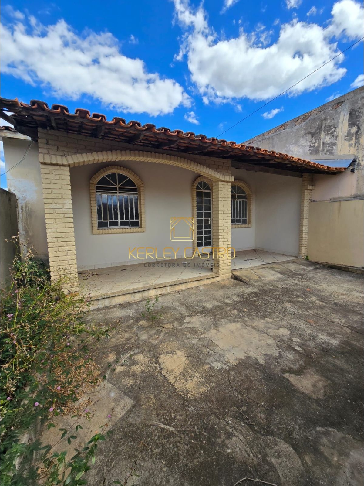 VENDO CASA C/ BARRACÃO NO FUNDO-STA RITA DE CASSIA