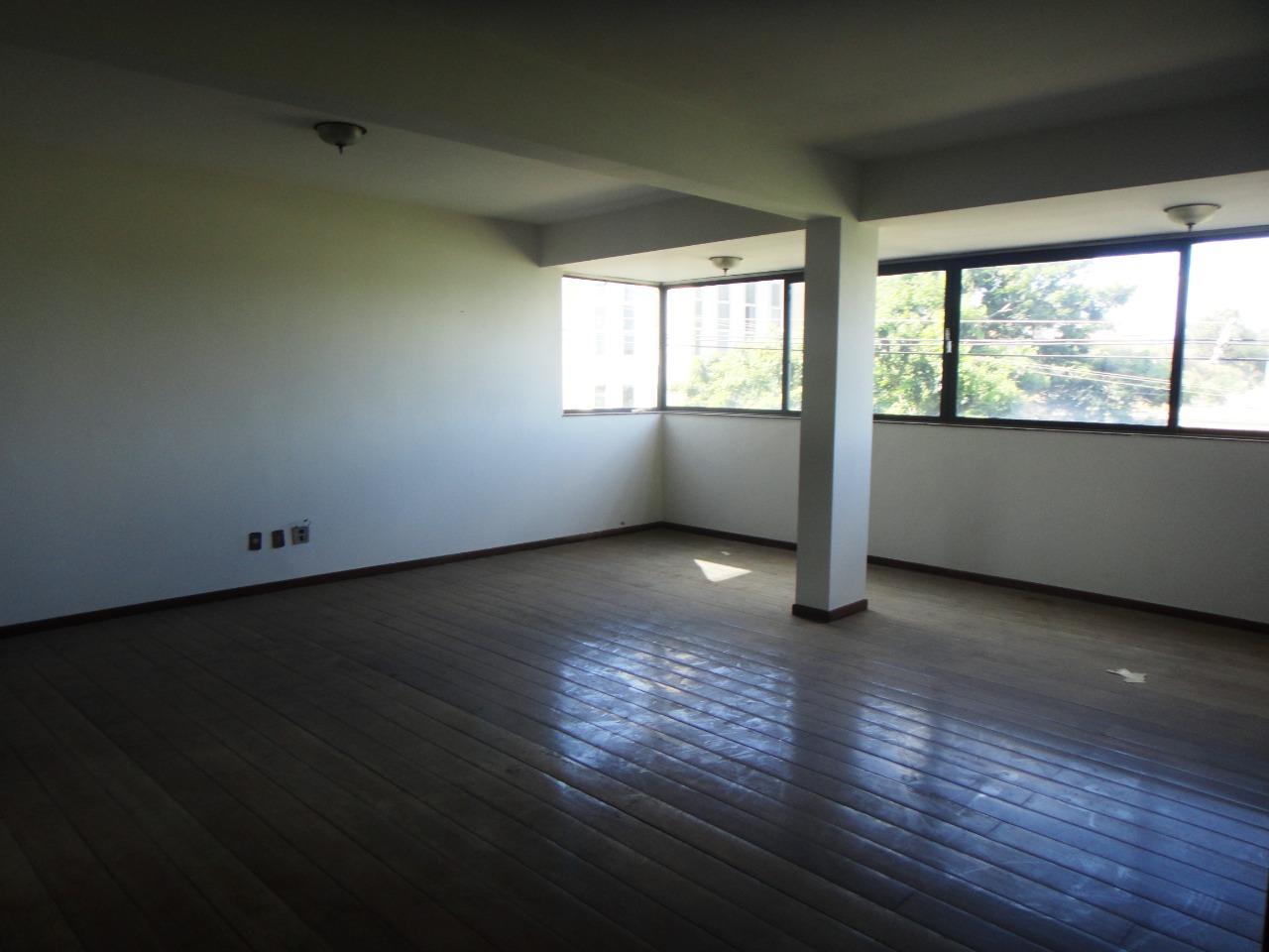 VENDO APARTAMENTO AMPLO NO CENTRO 