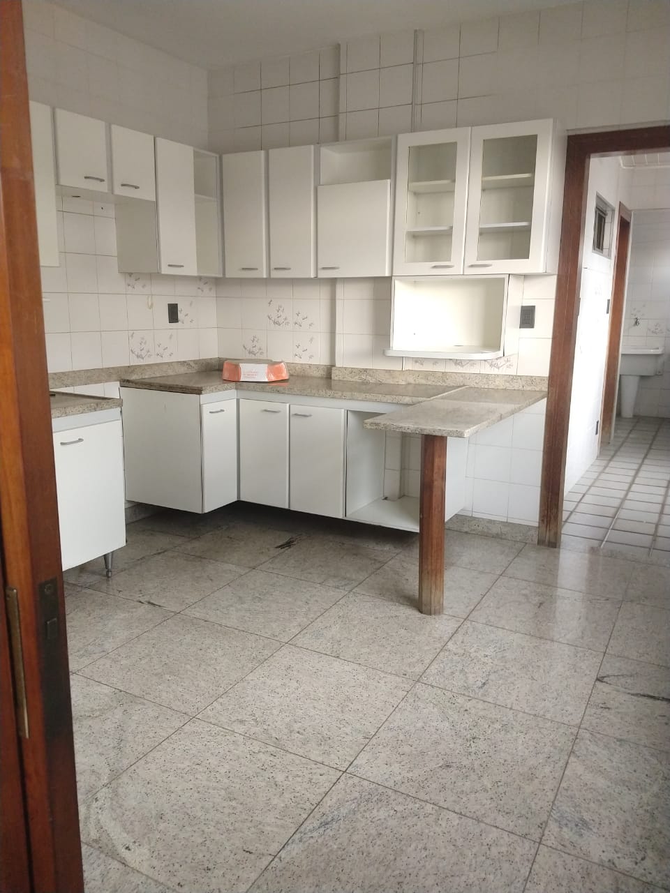 VENDO APARTAMENTO ESPAÇOSO-CENTRO-Sete Lagoas, MG! 