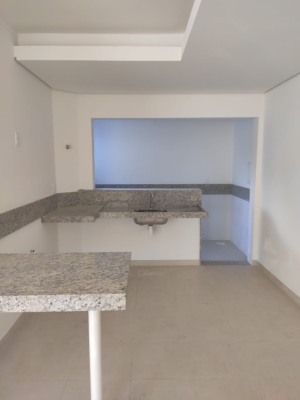 VENDO APARTAMENTO DE TRÊS QUARTOS NO BAIRRO IPORANGA 