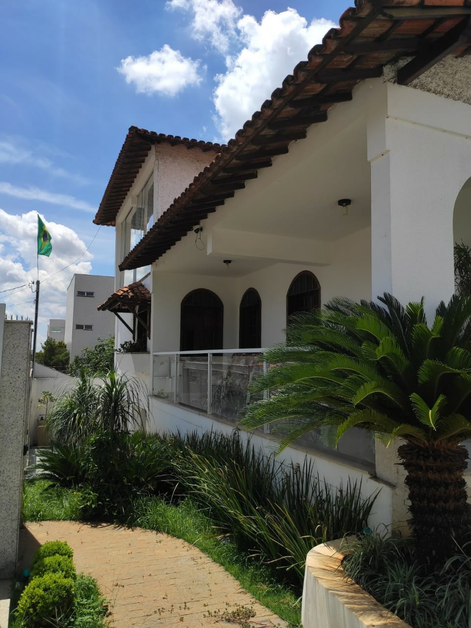 VENDO CASA COM PISCINA-JARDIM CAMBUÍ