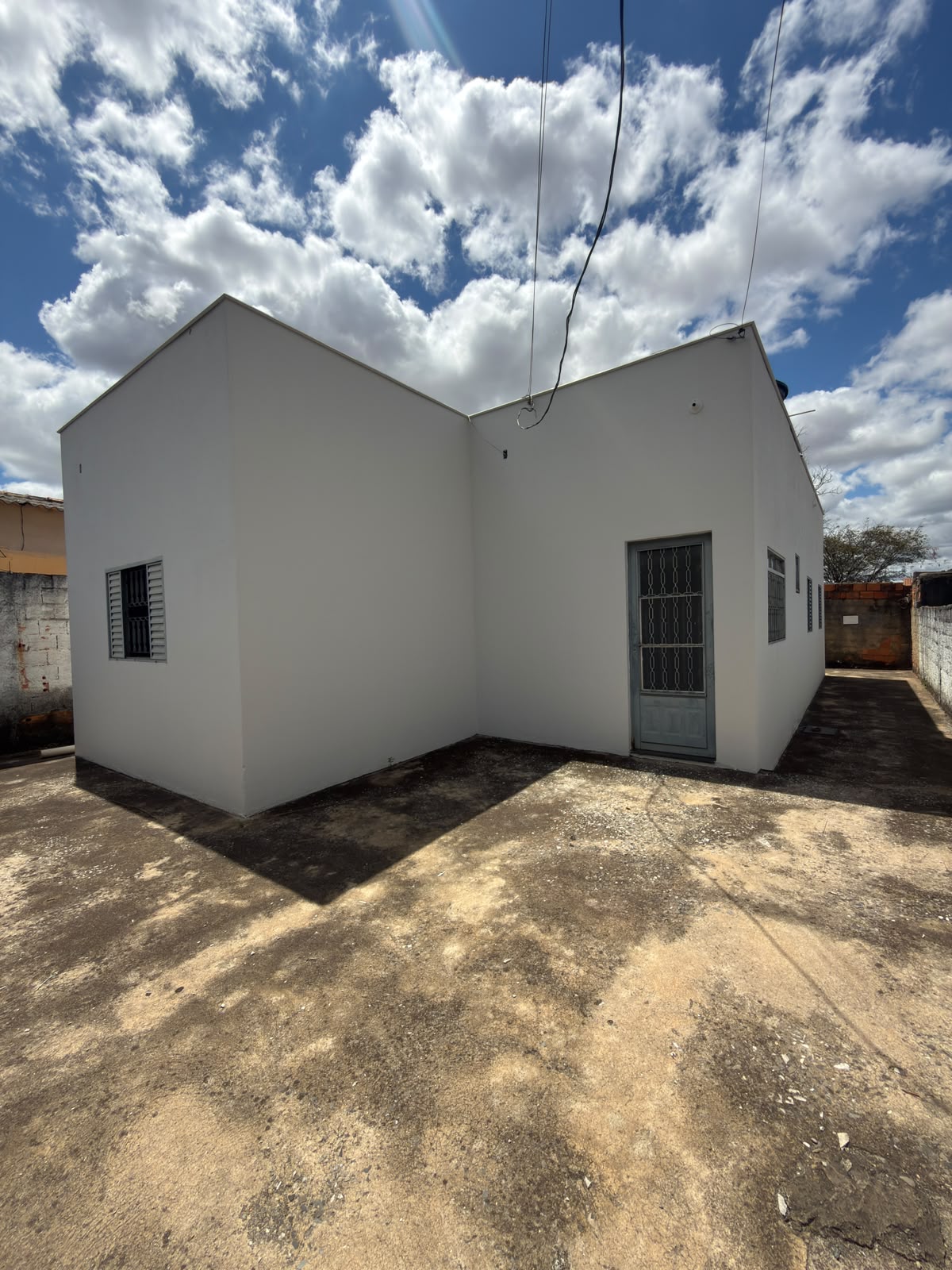 VENDO CASA COM TRÊS QUARTOS NO MANOA VENDO CASA COM TRÊS QUARTOS NO MANOA